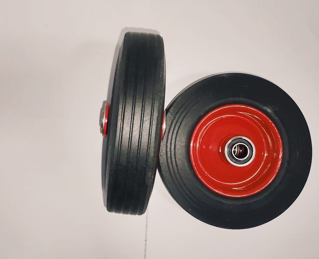 Rueda de Goma Maciza de 20 cm – Resistencia y Desempeño para Uso Profesional